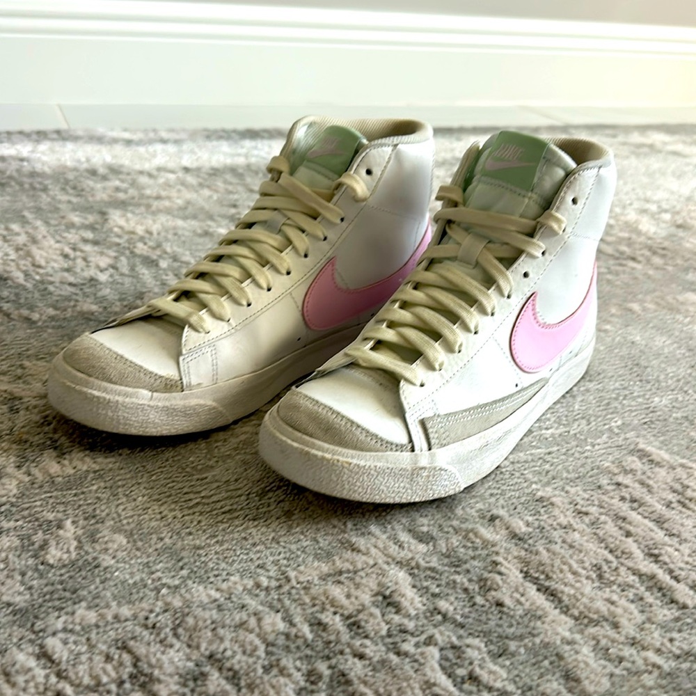 Nike Blazer Mid 77 size 6.5Y 100% Authentic - worn twice - White w/ Pink